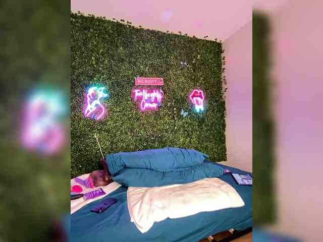 SarenaSoThick webcam