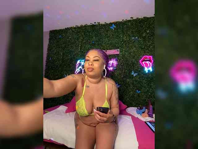 SarenaSoThick webcam