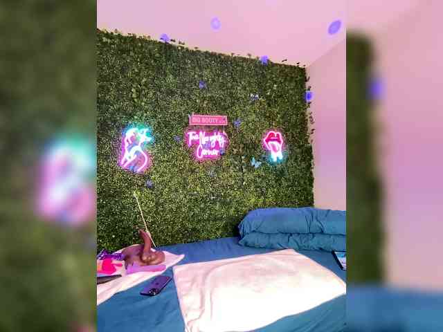 SarenaSoThick webcam