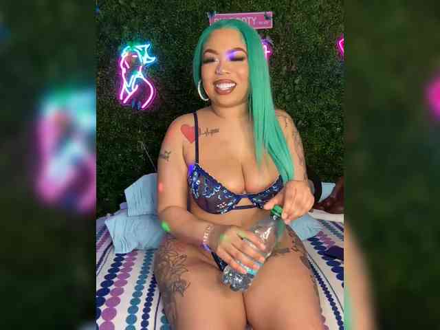 SarenaSoThick webcam