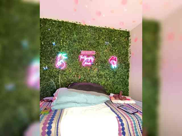 SarenaSoThick webcam