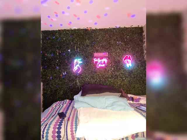 SarenaSoThick webcam