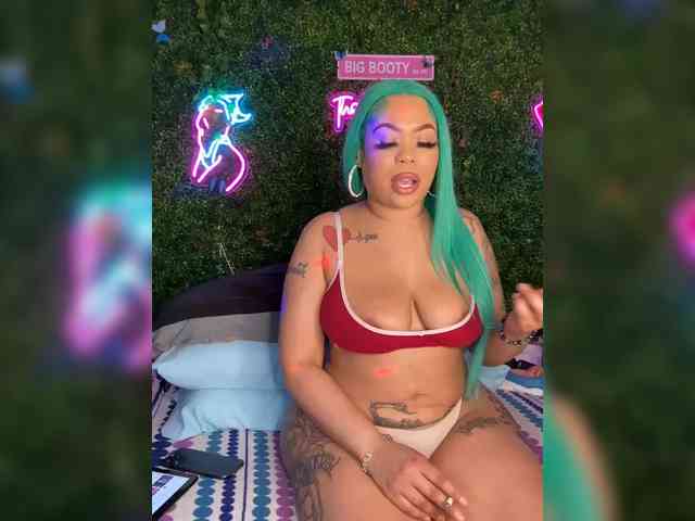 SarenaSoThick webcam