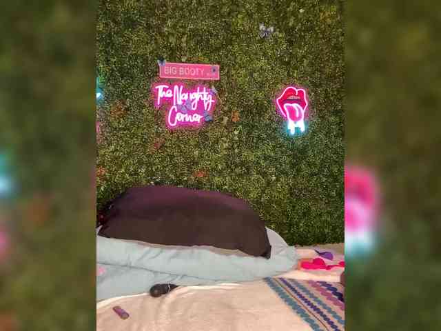 SarenaSoThick webcam