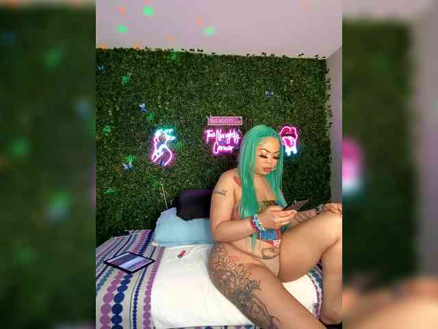 SarenaSoThick webcam