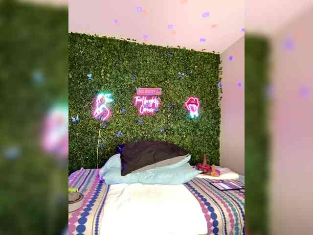 SarenaSoThick webcam