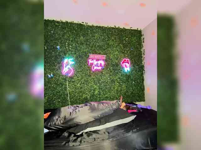 SarenaSoThick webcam