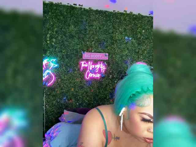 SarenaSoThick webcam