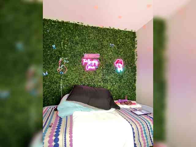 SarenaSoThick webcam