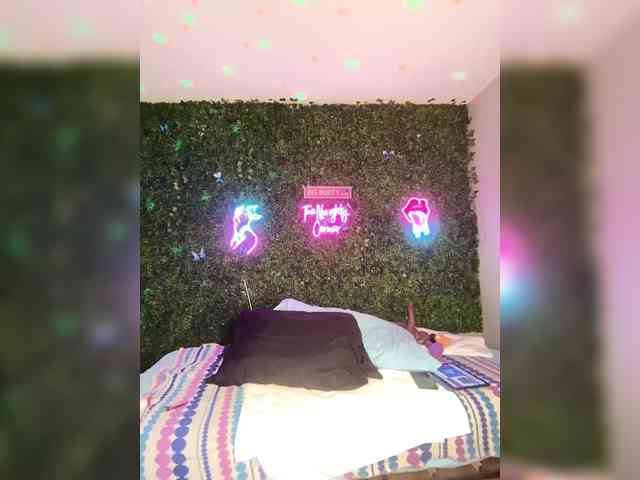 SarenaSoThick webcam