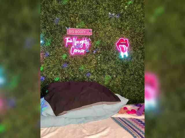 SarenaSoThick webcam