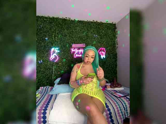 SarenaSoThick webcam