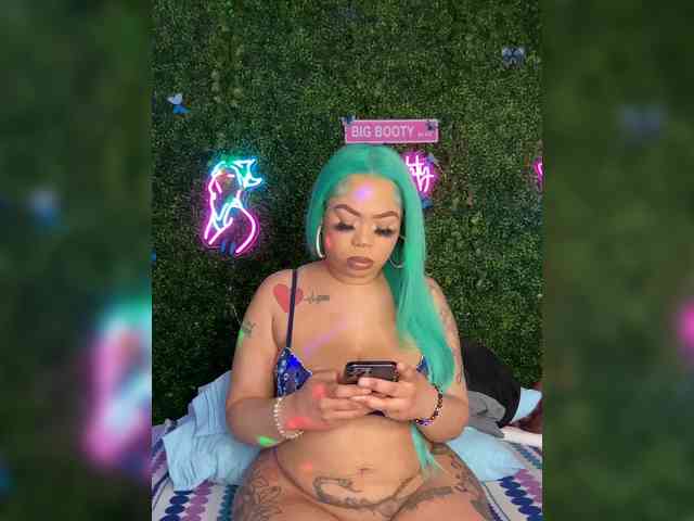 SarenaSoThick webcam