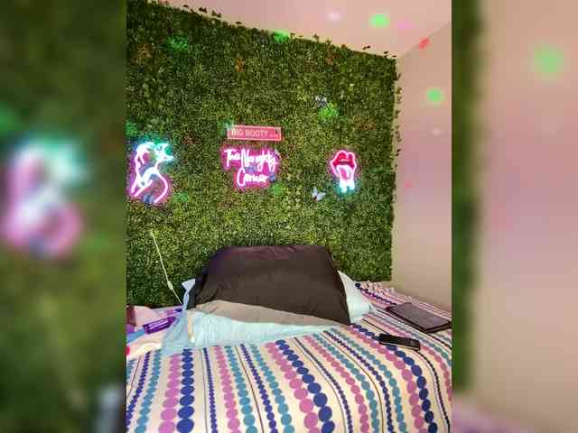 SarenaSoThick webcam