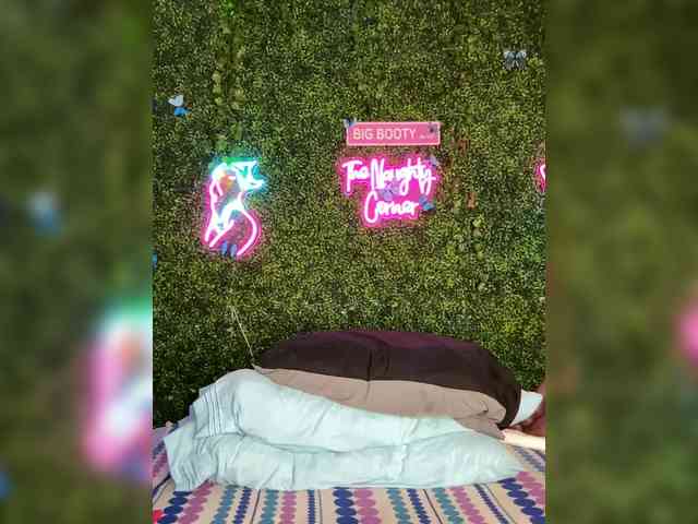 SarenaSoThick webcam