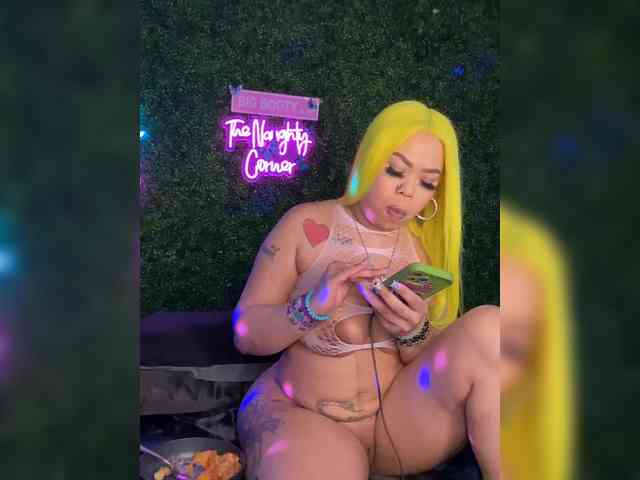 SarenaSoThick webcam