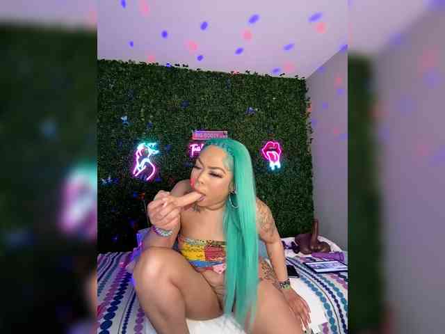 SarenaSoThick webcam