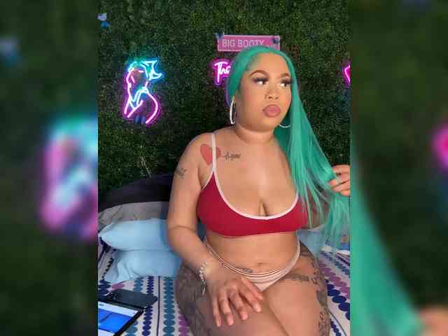 SarenaSoThick webcam