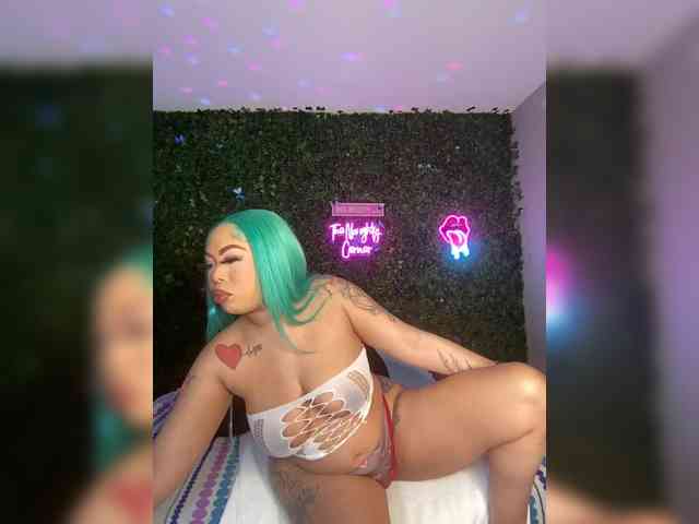 SarenaSoThick webcam