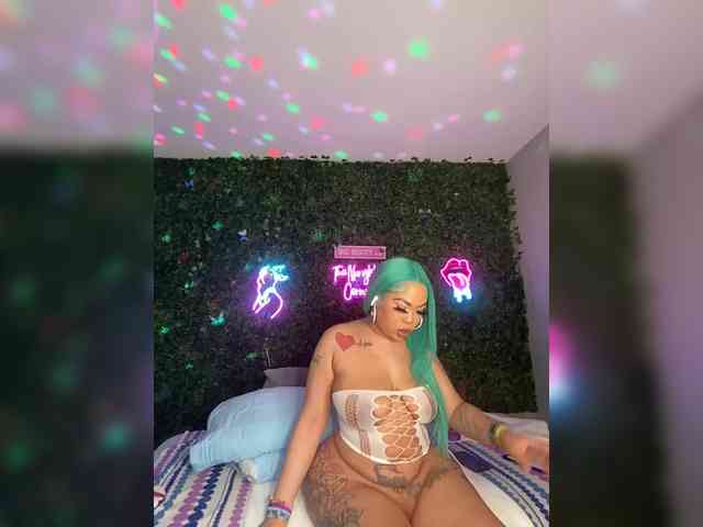 SarenaSoThick webcam