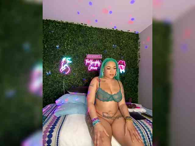 SarenaSoThick webcam