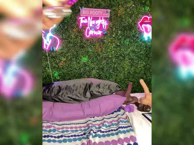 SarenaSoThick webcam