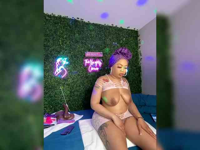 SarenaSoThick webcam