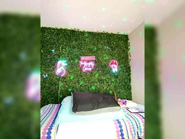 SarenaSoThick webcam