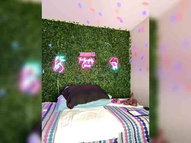 SarenaSoThick webcam