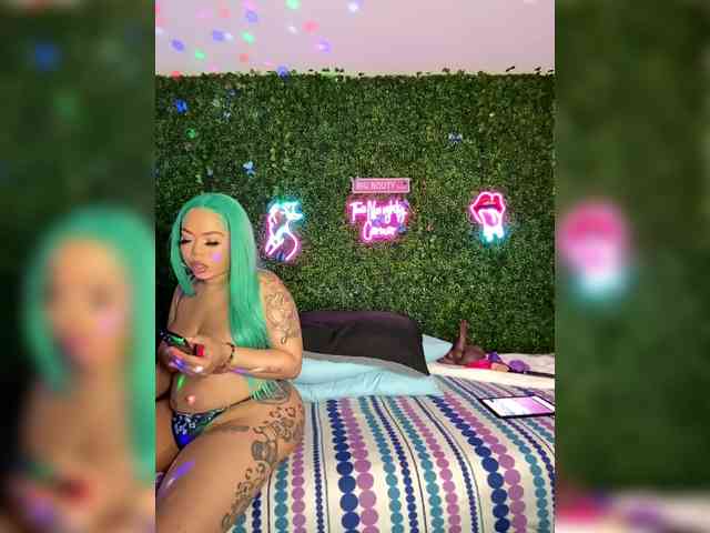 SarenaSoThick webcam