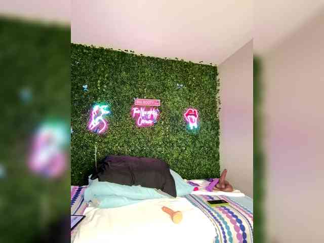 SarenaSoThick webcam