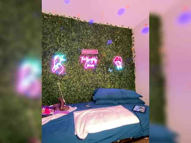 SarenaSoThick webcam