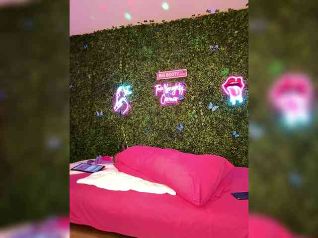 SarenaSoThick webcam