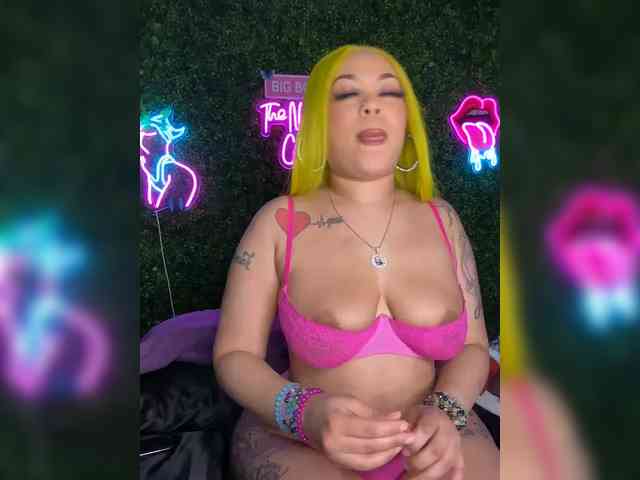 SarenaSoThick webcam