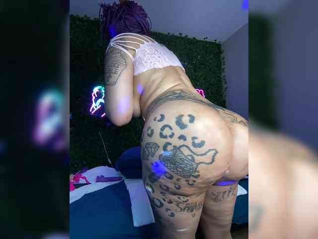 SarenaSoThick webcam