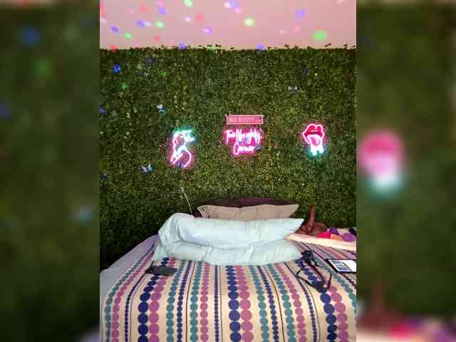 SarenaSoThick webcam