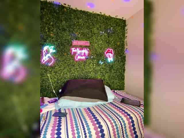 SarenaSoThick webcam