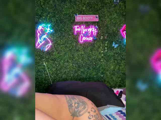 SarenaSoThick webcam