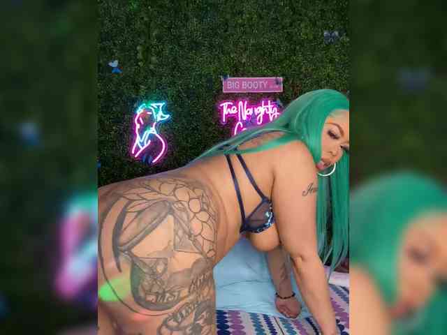 SarenaSoThick webcam