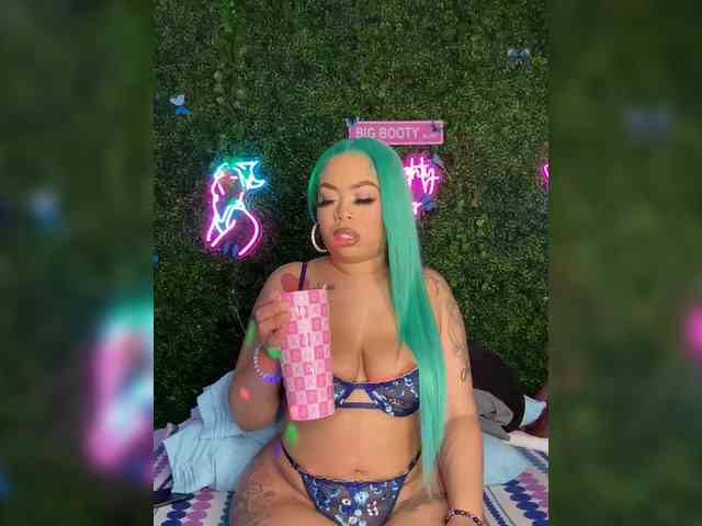 SarenaSoThick webcam