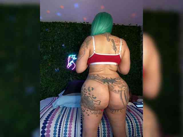 SarenaSoThick webcam