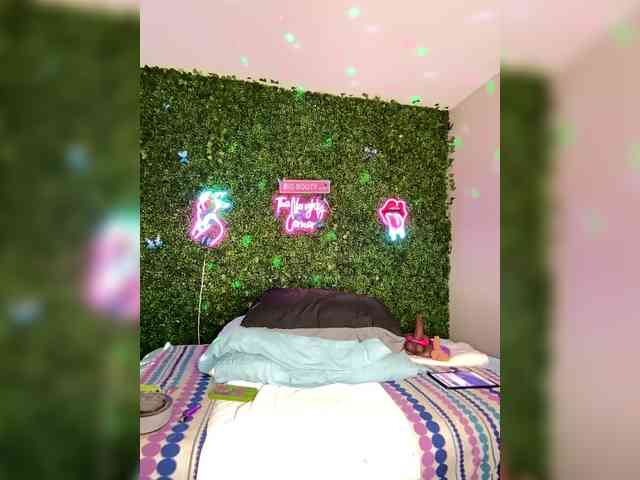 SarenaSoThick webcam