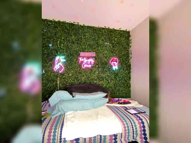 SarenaSoThick webcam