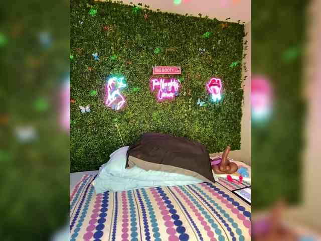 SarenaSoThick webcam