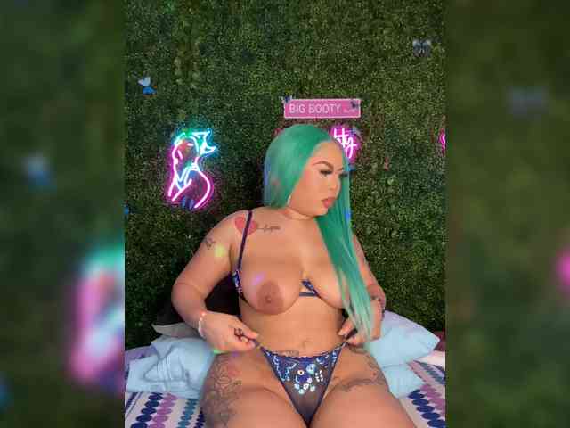 SarenaSoThick webcam