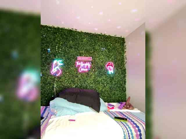 SarenaSoThick webcam