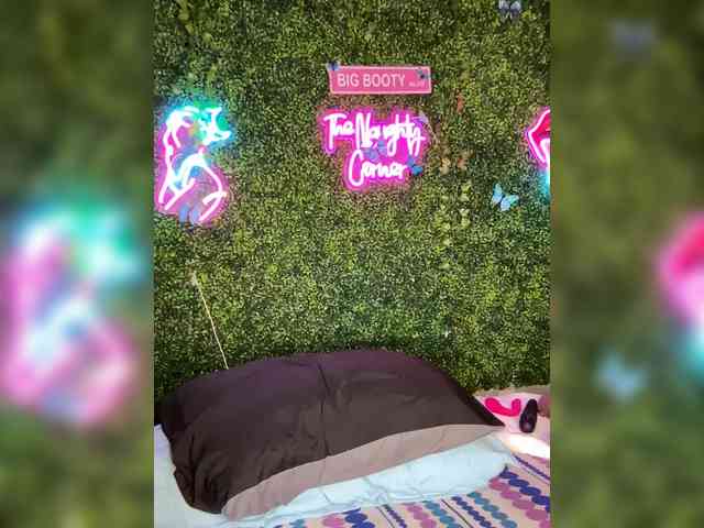 SarenaSoThick webcam