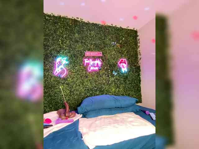 SarenaSoThick webcam