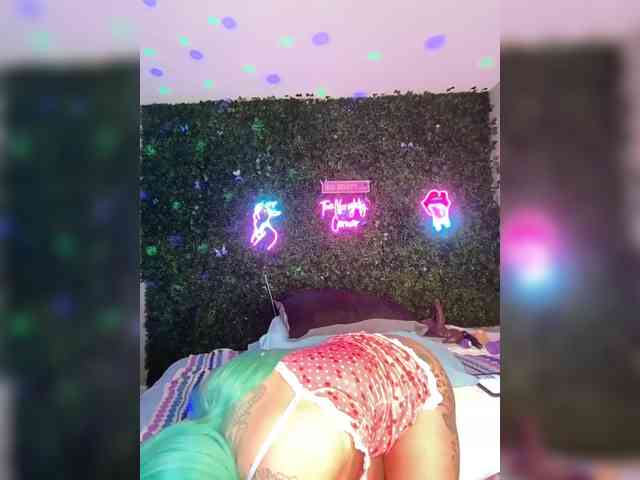 SarenaSoThick webcam