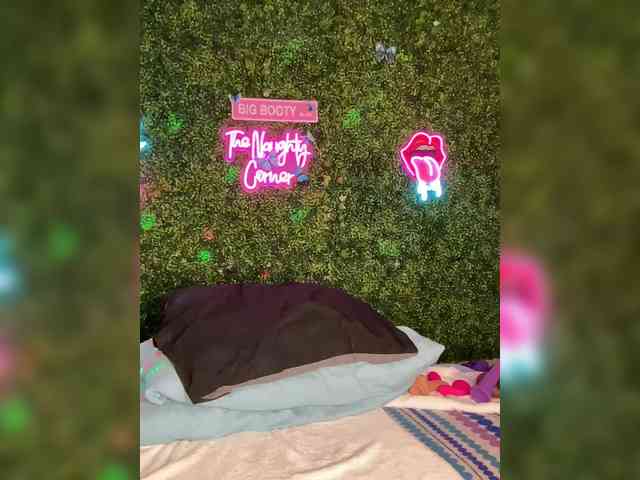 SarenaSoThick webcam